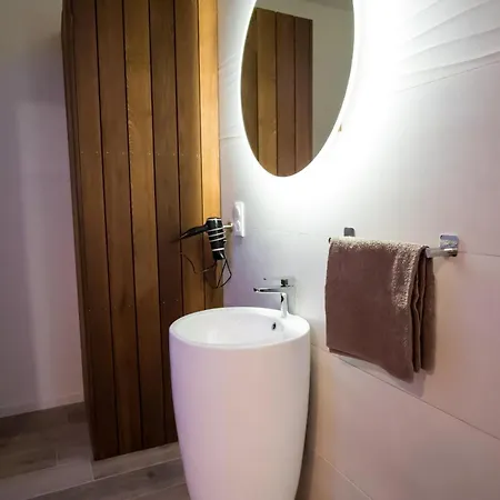 La Interdite Jacuzzi, Sauna & Piece Secrete Apartament