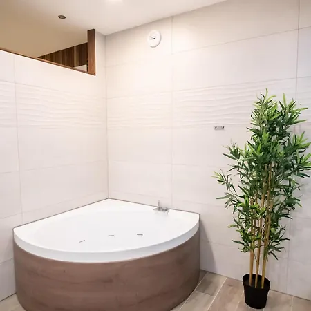La Interdite Jacuzzi, Sauna & Piece Secrete Apartament *